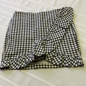 Alpha & Omega blk/white gingham ruffled skort